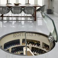 Стеклянный круглый люк с электроприводом и обратной петлей на винтовую лестницу винного погреба - вид сбоку