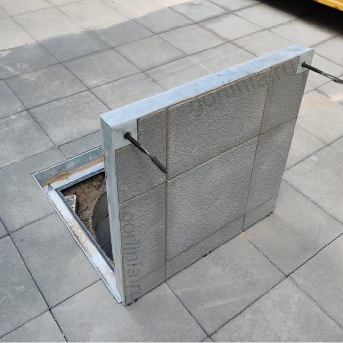 Люк из оцинкованной стали в мощении